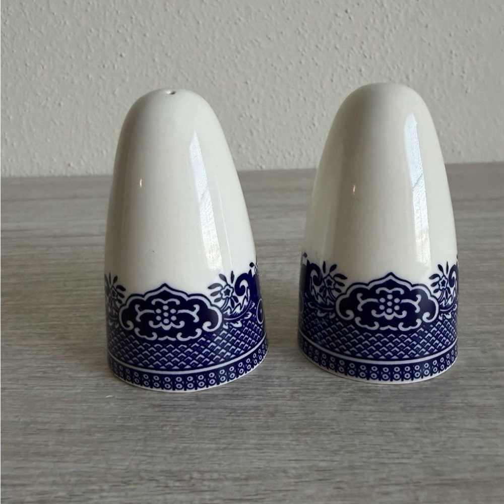 Vintage Churchill China Blue Willow Salt & Pepper Set Georgian Shape Asian